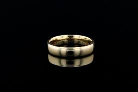 Back in the last century, men's wedding bands (unless you were of royal heritage) were typically made of 14k or 18k gold (or platinum) with a 3 to 6 mm rounded edge. Men S 18k Yellow Gold Euro Fit Wedding Band Nathan Alan Jewelers