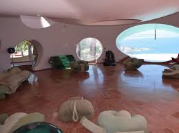 Pierre cardin était un couturier de son temps. Visite Guidee Du Palais Bulles En Images Challenges