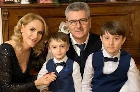 Gabriela firea a menţionat că dacă omologul său doreşte, i se vor putea pune la dispoziţie tot ceea ce înseamnă relaţiile de prietenie dintre bucureşti şi tot la sala unirii, de la ora 17, va fi o lansare de carte, 1 decembrie 1918, de tudor roșu, moment urmat la biblioteca județeană lucian blaga de. Ce Salariu Avea Gabriela Firea La PrimÄƒria Capitalei Averea Pe Care O Are Cu SoÈ›ul Ei Florentin Pandele Este Una ImpresionantÄƒ