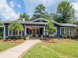 Ben And Erin Napier Help A Military Family With Three Young Kids Transition To Small Town Life Renovating Home Town Hgtv Craftsman Cottage Cottage Style Homes