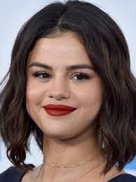 Selena gomez and demi lovato bikini. Selena Gomez Debuts Long Hair On Instagram Photos Allure