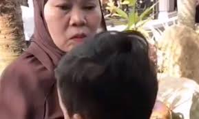 Menerusi laporan polis yang diterima pada jam 3.55 petang itu, pengadu memaklumkan aliff mendera anak angkatnya yang. Pembantu Rumah Didakwa Dera Anak Angkat Aliff Syukri