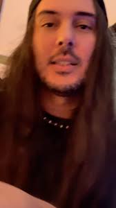 Karaoke night después de un día largo en el estudio. Tripiando con esta  canción de @greenday que me encanta. Primera vez que la canto 😅. Happy  wikén family 🤟❤️ Btw.:. Les gustaría escuchar algún otro ...