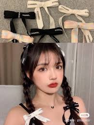 紅美女🇨🇳 on X: CHANELリボンを使用したヘアピンの作り方🎀 本日はブランド物のリボンをヘアアクセサリーにリメイクする方法をご紹介✨  キレイなリボン結びをつくったらピンをさすだけで完成🌙 とっても簡単なのでぜひ試してみてね💫 紅美女  t.coFhY163zCmE  X