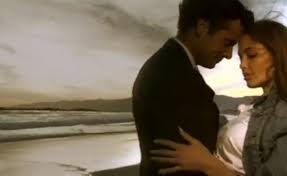 Tu sei dentro di me come l'alta marea che scompare e riappare portandoti via sei il mistero profondo, la passione, l'idea sei l'immensa paura che tu non sia. Antonello Venditti Alta Marea Stefano Salvati 1991 Videoclip Italia