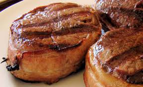 Infarinale e poi scuotile per eliminare l'eccesso di farina. Tournedos Di Filetto Di Maiale E Pancetta Kung Food