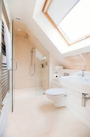 21 Schone Badezimmer Attic Design Ideen Bilder Kleines Badezimmer Im Dachboden Badezimmer Dachgeschoss Badezimmer Dachschrage