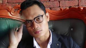 Namun, pada zaman ini ia telahpun tidak ramai yang berkeyakinan untuk menggayakan cermin mata ini kerana rekaan bentuknya yang sebegitu. Bingkai Bergaya Untuk Cermin Mata 2020 2021 Gelas Untuk Penglihatan Foto Berita Fesyen 2021