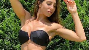 Me veía deforme, si no hacía 700 abdominales por día sentía que no estaba marcada. Cinthia Fernandez Bailo En Tanga Y Sus Fans Chochos Ese Lomo Con Tres Pibas