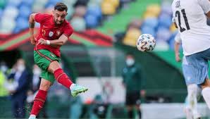 Bruno fernandes bought back memories of cristiano ronaldo at manchester united with a rapid stepover before scoring in training. Step Aside Cristiano Bruno Fernandes Is Here To Show You How It S Done Planet Football