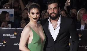 Ambos tiene dibujado el mismo corazón. Mario Casas Y Blanca Suarez Se Comen A Besos