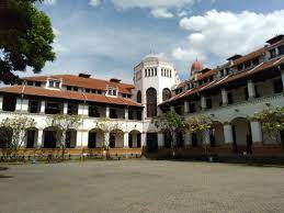 Under the layers of concrete, a lady waiting for her prey. Lawang Sewu Semarang Kembali Dibuka Untuk Wisatawan Zonapasar Com