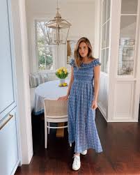 Daily Look 3 12 20 Julia Berolzheimer Gal Meets Glam Dress Stands Daily Look