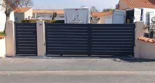 Le portail battant, aussi appelé portail pivotant ou portail ouvrant est le modèle de portail le plus courant. Pose D Un Portail Battant Aluminium Avec Une Motorisation Solaire Aux Alentours De Chavagne En Paillers 85