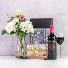 Wine delivery uk & europe. Flowers And Wine Delivery Beautiful Blooms With San Andres Wine Chocolates