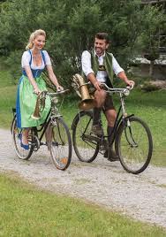 Tracht Und Tradition Dirndl Und Lederhosen Dirndl Trachten Dirndl