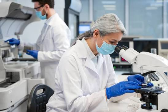 картинки : DNA analysis, Генетика, Биотехнологии, исследование, medical  lab, Микроскоп, Лаборатория, ученый, Научный инструмент, химик, белое  пальто, Лабораторное оборудование, Исследователь, Равномерный, Research  institute, Медицинский ...