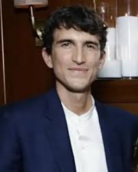 Il suit per Tokyo James