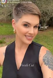 Kathryn Barr (woosah100pink)