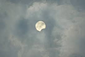 Gerhana matahari cincin terjadi ketika matahari, bulan, dan bumi tepat segaris dan pada saat itu piringan bulan yang teramati dari bumi lebih kecil daripada piringan matahari. Gerhana Matahari Cincin Terlihat Hari Ini