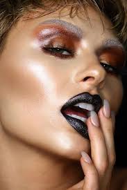 90s Makeup The Past Trends 2020 Is Willing To Revive Glaminati Com 90s Makeup Grunge Makeup Glossy Eyeshadow