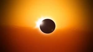 Une éclipse annulaire survient lorsque la lune passe devant le soleil au moment où elle est sur une orbite plus éloignée de la terre.photo : Eclipse Solaire Et Nouvelle Lune Du 10 Juin 2021 Confiance En Soi Et Courage Esprit Spiritualite Metaphysiques