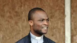 Il vescovo 'presenta' il nuovo parroco della chiesa