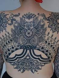 Tato tangan memang mahkota para wanita dan pria, selain untuk mempercantik diri tato tangan juga digunakan para wanita untuk menarik perhatian lawan jenis tak lain adalah para pria. 8 Tato Batik Terkece Untuk Rayakan Hari Batik Nasional Tahun Ini Lifestyle Fimela Com