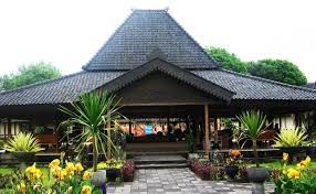 Susunan rumah joglo biasanya dibagi tiga, yaitu ruangan pertemuan yang disebut pendapa, ruang tengah atau ruang tempat pentas wayang (ringgit) yang disebut pringgitan, dan ruang belakang yang disebut dalem atau omah jero sebagai ruang keluarga. Nama Rumah Adat Jawa Tengah Gambar Keunikannya Masing Masing