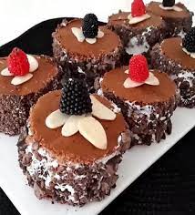 Minik Porsuyonluk Pastalar Yaptim Cok Begenildi Isterseniz Icine Meyvede Koyabiliriz Sizde Yapmak Istersiniz Belki Tatli Pastalar Tatli Tarifleri