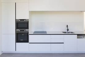 moderne strakke keuken in wit laminaat met zwarte greeplijst atag keukentoestellen moderne nieuwbouwwoning keuken zwart wit keuken zwart keuken