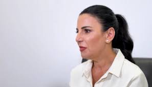 VIDEO/ Balluku pret në takim dy veteranët e sistemit energjetik: Shtylla  kryesore e zhvillimit ekonomik Linkun e lajmit e gjeni në koment: ⬇