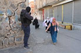 Diyarbakır büyükşehir belediyesi tarafından bağlar i̇lçesi sakarya caddesi'nde başlatılan yenileme çalışmalarını yerinde inceleyen diyarbakır valisi münir karaloğlu, sakarya caddemizde 65 apartman 337 işyerimizi sokak sağlıklaştırması, cephe yenilemesini tamamlayarak bu bölgeyi diyarbakır'. Diyarbakir Baglar Daki Operasyonlara Askerler De Katildi Gundem Haberleri