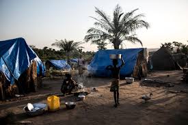 refrain mais quand je reviens d'où je viens je retrouve mon horizon le ciel me prend par la main le vent m'appelle par mon prénom. Hcr La Violence En Republique Centrafricaine Pousse Des Milliers De Personnes A Fuir Vers Une Region Reculee Au Nord De La Rdc