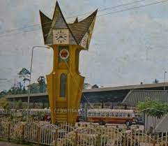 Negeri sembilan (juga dikenali sebagai negeri sembilan darul khusus) ialah sebuah negeri di malaysia yang terletak di pantai barat semenanjung malaysia dan bersempadankan selangor di sebelah utara, pahang di sebelah timur, johor di sebelah tenggara dan melaka di sebelah selatan. Khobar Orang Nogori Sejarah Menara Jam Seremban Mercu Tanda Seremban Masa Lalu