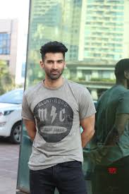 Malang Sejati Aditya Roy Kapoor New Hair Look Malang 'malang' also stars kunal kemmu and everyone's now excited to see the talented actor's look as well. aditya roy kapoor new hair look malang