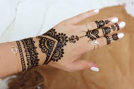 To get a darker, more prominent stain from your henna mixture, applying the tattoo to the hands, wrists, feet, or ankles will work best.16 x research source. Henna Tatoo Selbstmachen