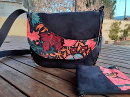 Sac A Main Sac Bandouliere Ou Porte Epaule Suedine Noire Tissu Velours Motif Fleurs Sur Fond Noir Pochette Assorti Style Sac A Main Sac Bandouliere Sac