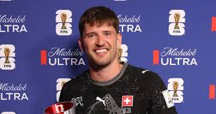 Der Torwart der Schweizer Nationalmannschaft verrät sein Geheimnis, wie er im Elfmeterschießen hält, in Vorbereitung auf das Spiel gegen Argentinien.