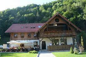Am revenit, am gasit un loc aproape de plaiul foii, izvor de apa potabila la 50 m de unde am campat eu, semnal tel. Cabana Plaiul Foii Lodge Reviews Zarnesti Romania Tripadvisor