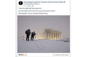 Τα βόρεια προάστια έχουν για την ώρα την μεγαλύτερη χιονοκάλυψη. Xionismenh Akropolh Ena Fws Poy De Sbhnei Pote