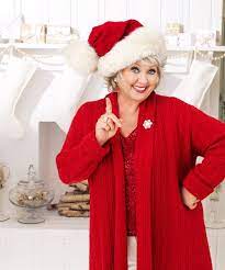 The pattern of a sprig of holly with a festive bow is a great way to add color and cheer to the holiday table and with a variety of shapes and sizes in the same lovely pattern, a coordinated look is easy to achieve. Paula Deen Christmas Recipes And Traditions