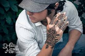 Henna On Guy S Hand Certainly Not A Swirly Girly Design But Not Sure I M Excited To Put It On Myself Henna Men Henna Designs For Men Tribal Henna Designs