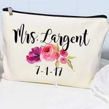 Then you're probably wondering what gift you're gonna give her. 30 Bridal Shower Gift Ideas For The Bride Best Wedding Shower Gifts