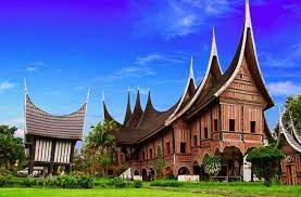 Rumah gadang atau rumah adat godang merupakan nama dari rumah adat minangkabau yang mana rumah adat tersebut adalah rumah tradisional dan bisa di jumpai di provinsi sumatra barat, indonesia. Struktur Rumah Adat Gadang Dan Ciri Khasnya Roomah Id