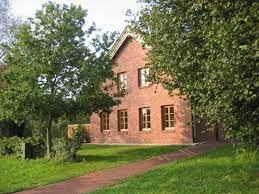 All units feature a microwave oven, an electric kettle and a dishwasher. Ferienwohnung Haus Emma 85109