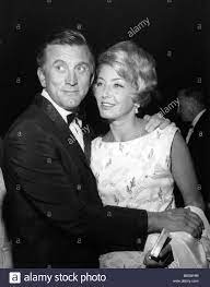 (photo by david mcnew/afp via getty images) beverly hills, calif. Kirk Douglas Anne Douglas Buydens Ca 1965 Stockfotografie Alamy
