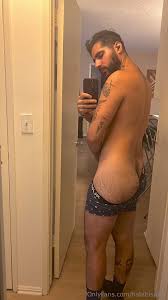 Handsome arab lebanese tattoo guy show his ass - ThisVid.com