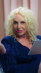 Abbiamo chiesto alle protagoniste della copertina del nuovo numero di  Vanity Fair di ripercorrere insieme a noi alcuni momenti iconici della loro  carriera., Qui Antonella Clerici ci racconta di due ...