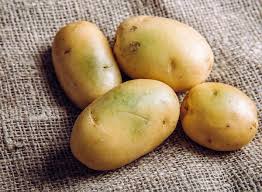 Serving size, calories, fat and cholesterol a baked, medium russet potato weighs 173 grams, or 6 ounces. You Should Never Eat A Potato That Looks Like This Says Science Eat This Not That